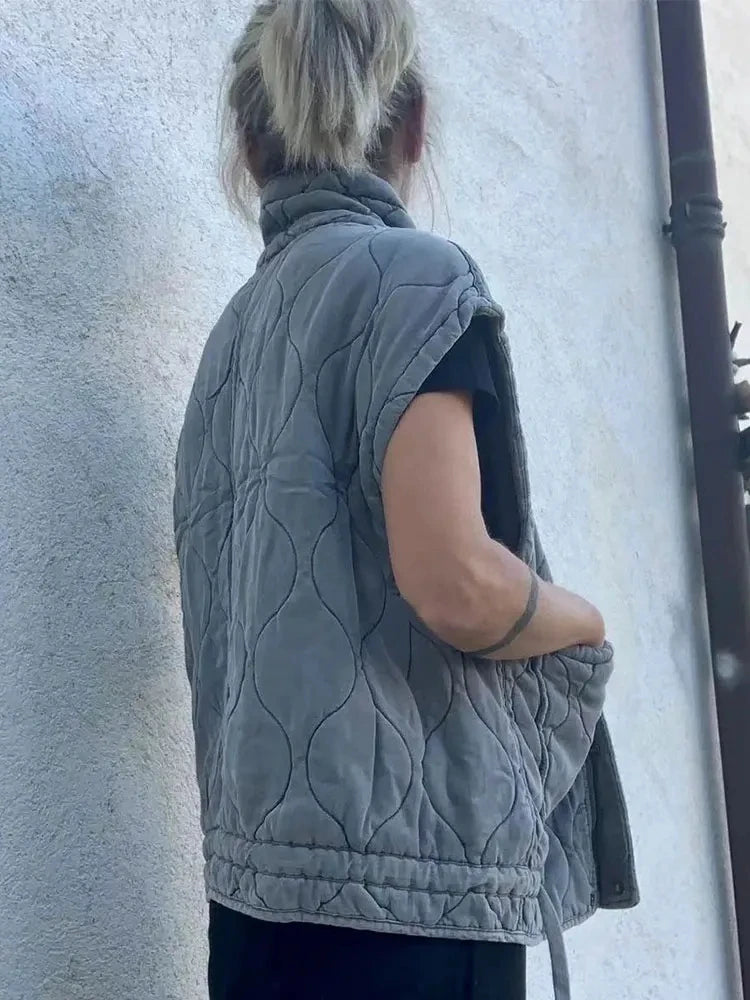 Veste sans manches en tissu léger gris délavé, idéale pour superposer.