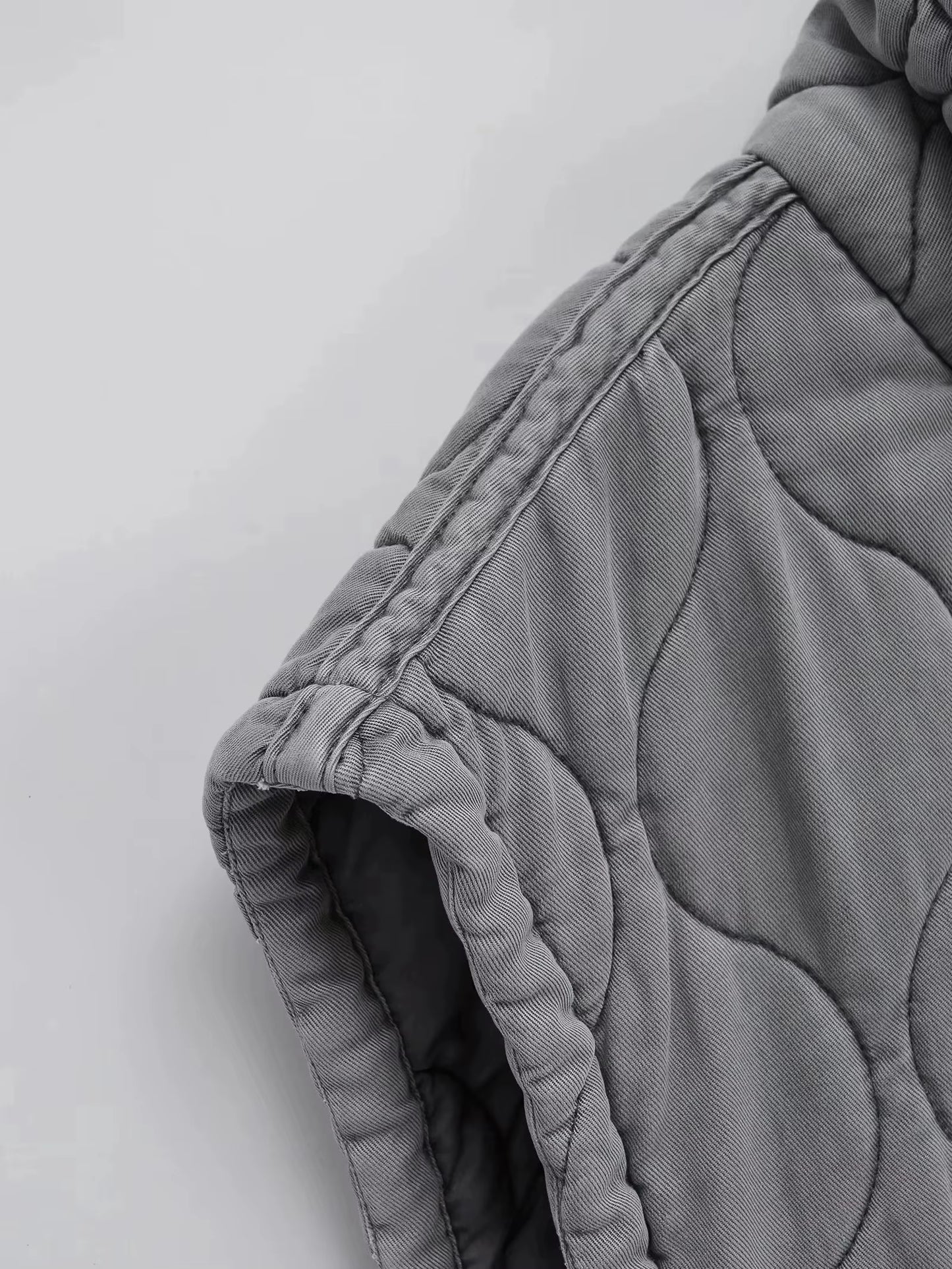 Veste sans manches en tissu léger gris délavé, idéale pour superposer.