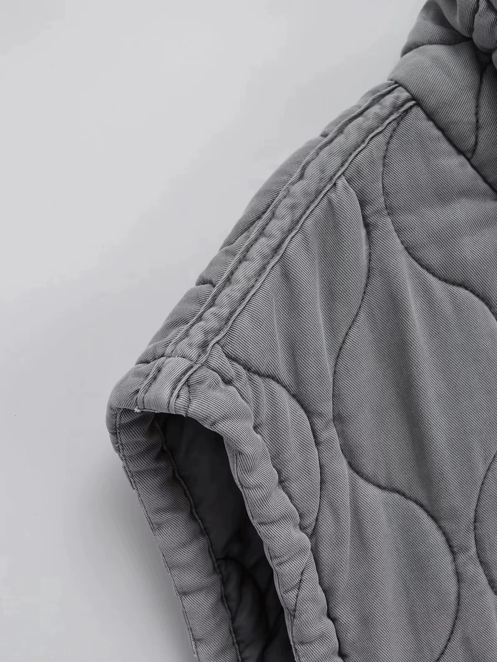 Veste sans manches en tissu léger gris délavé, idéale pour superposer.