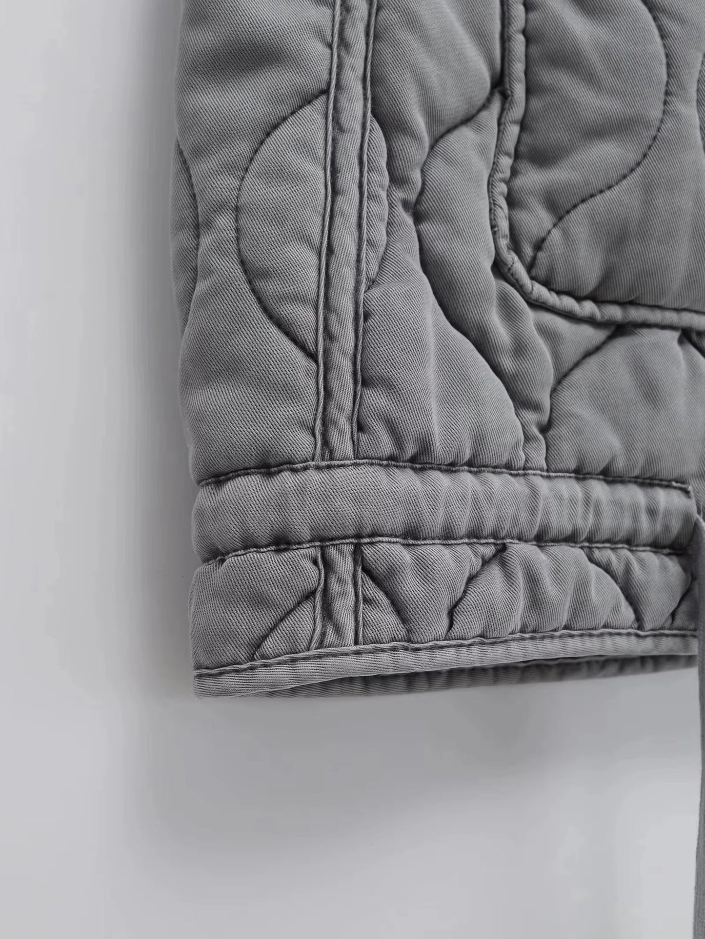 Veste sans manches en tissu léger gris délavé, idéale pour superposer.