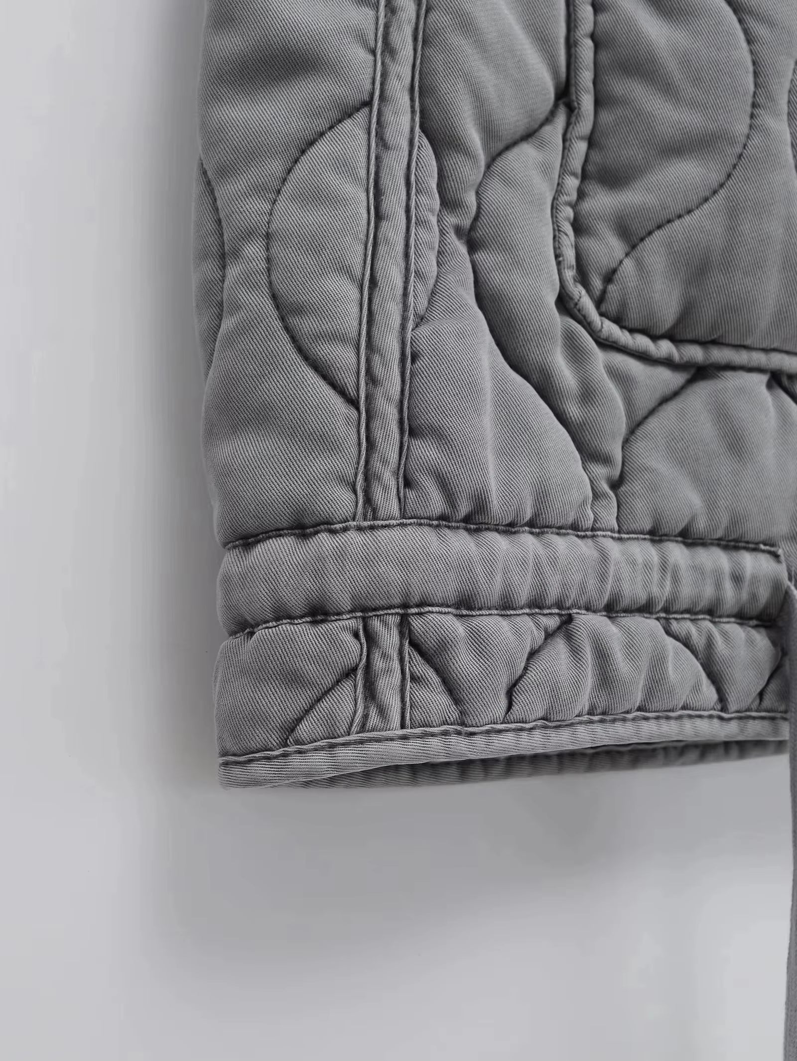 Veste sans manches en tissu léger gris délavé, idéale pour superposer.