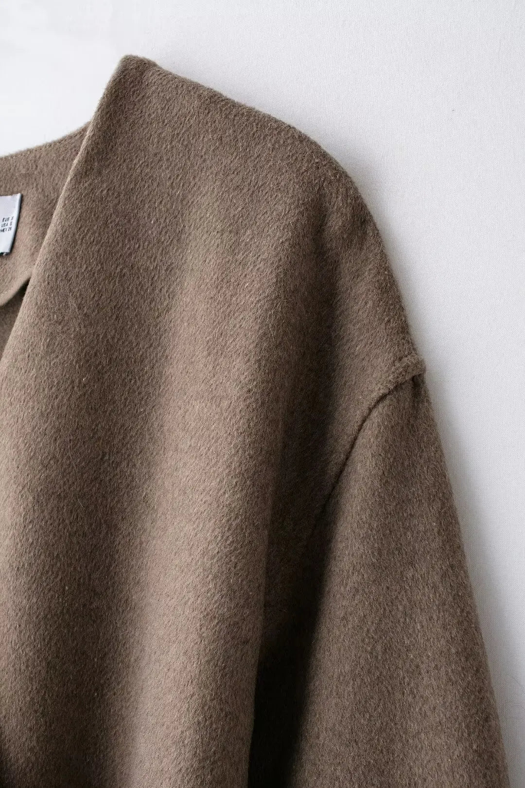 Haut cache-cœur en jersey marron, coupe ajustée et féminine.