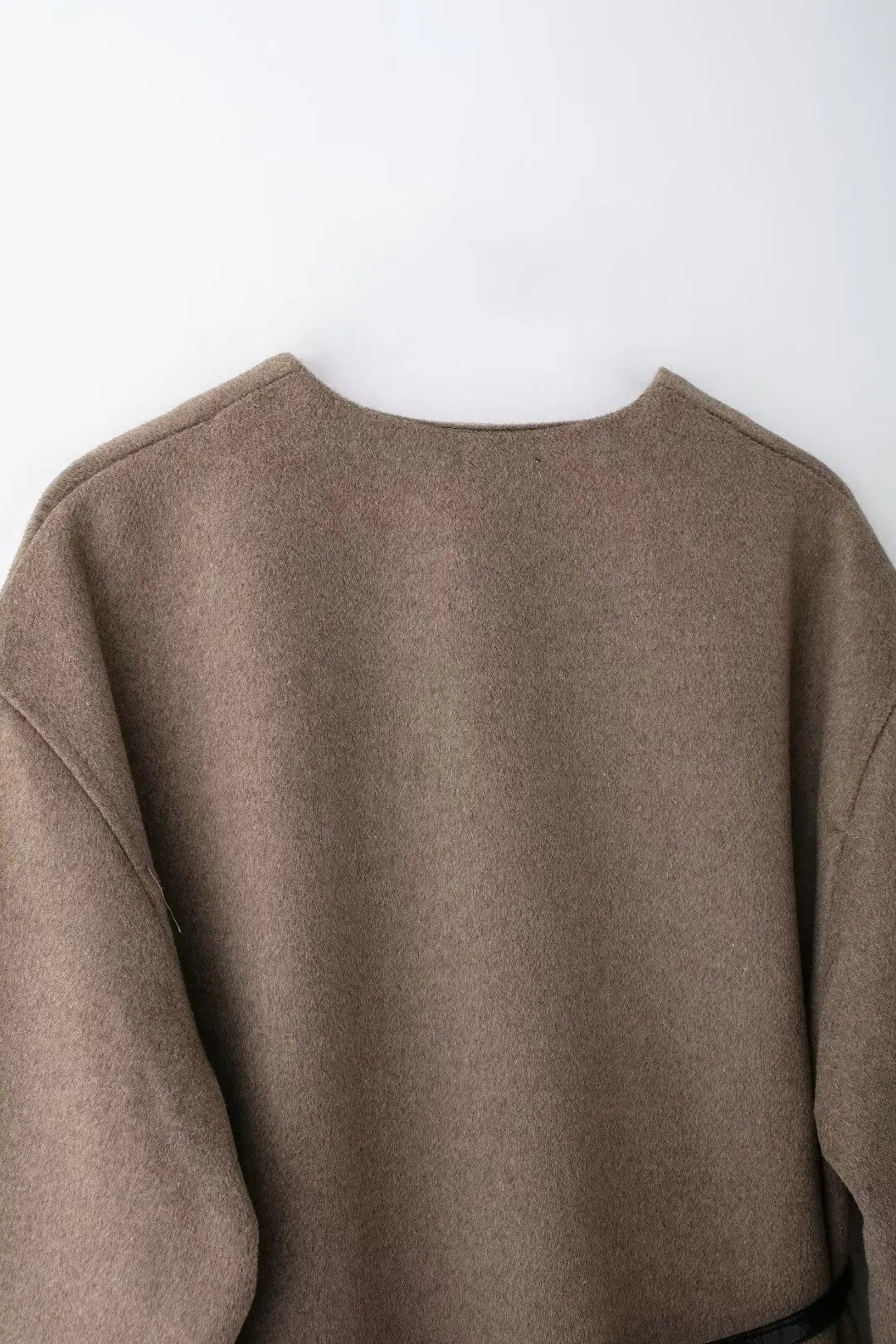 Haut cache-cœur en jersey marron, coupe ajustée et féminine.