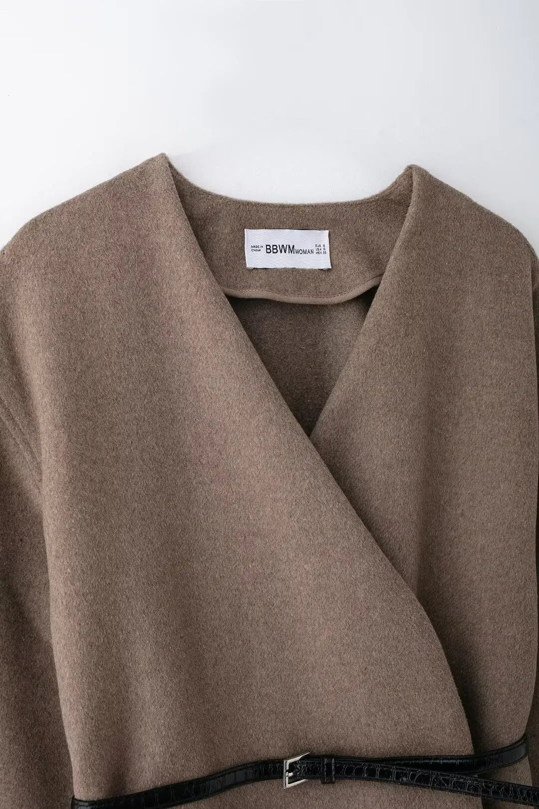 Haut cache-cœur en jersey marron, coupe ajustée et féminine.