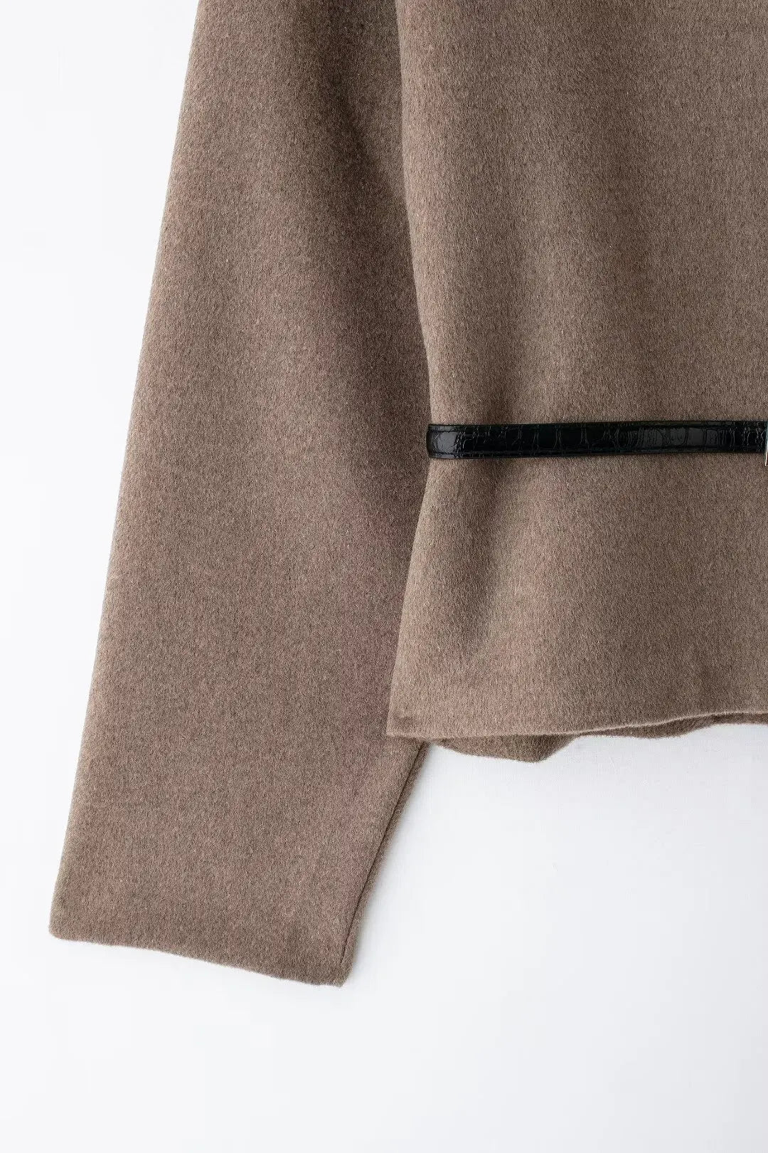Haut cache-cœur en jersey marron, coupe ajustée et féminine.