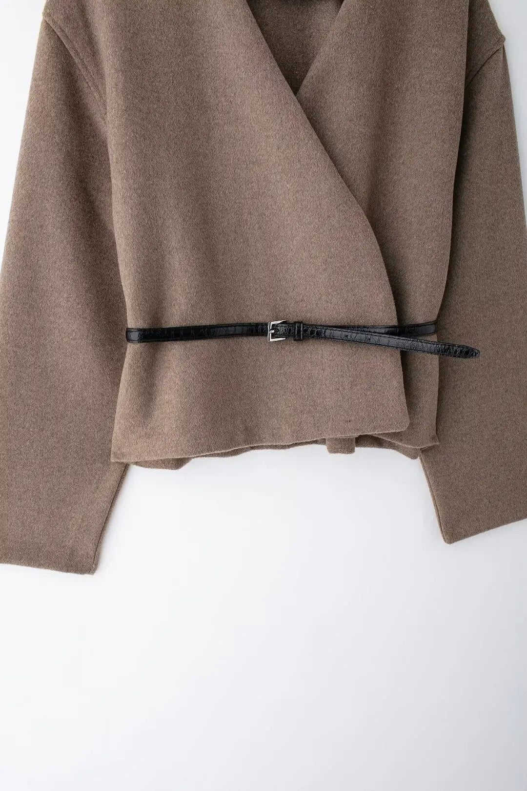 Haut cache-cœur en jersey marron, coupe ajustée et féminine.