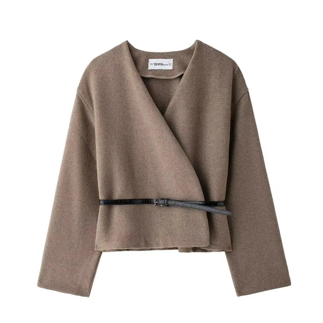 Haut cache-cœur en jersey marron, coupe ajustée et féminine.