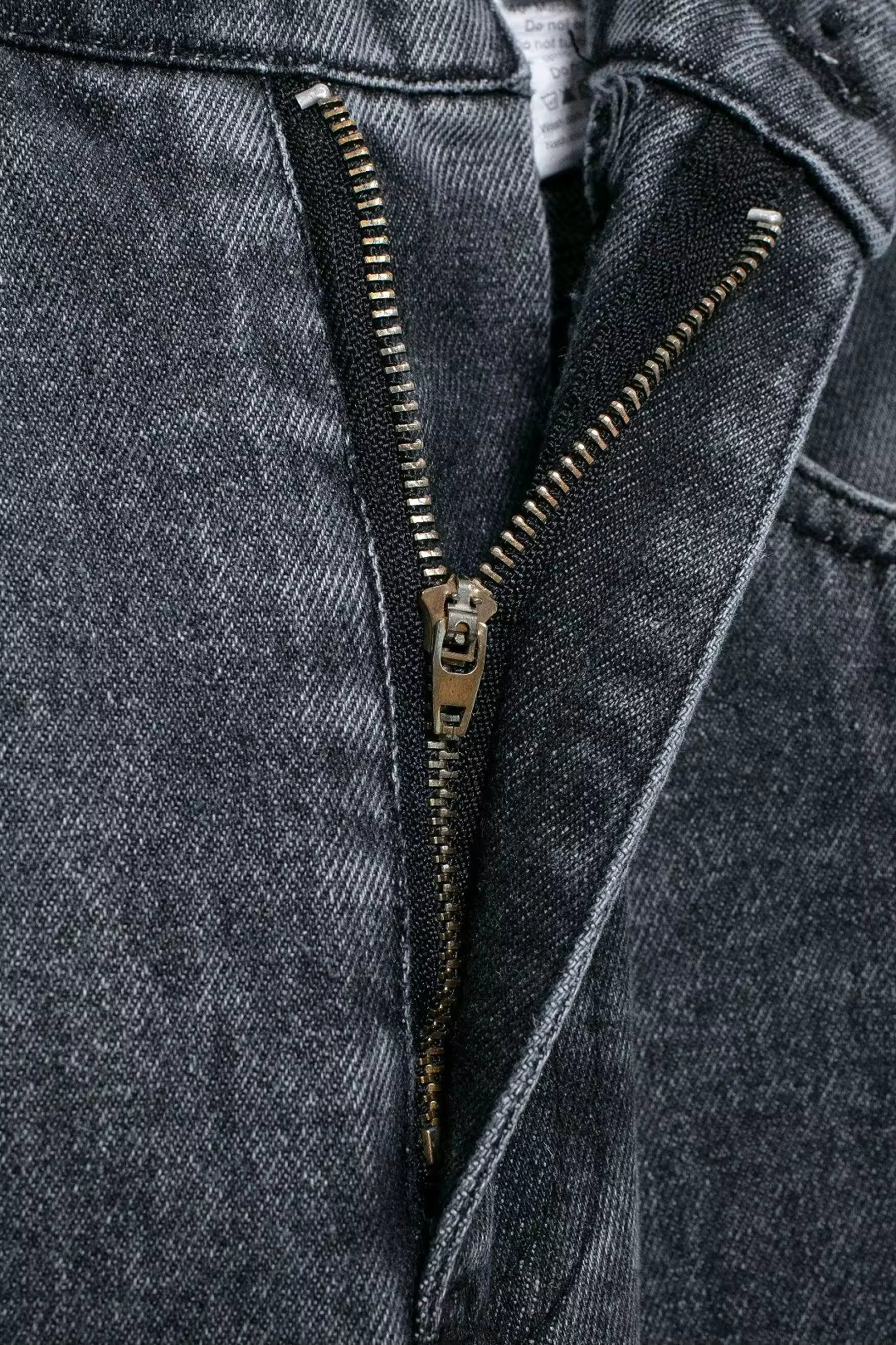 Jean Mum fit en denim noir délavé, coupe décontractée et confortable.