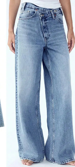 Jean large asymétrique porté avec une tenue tendance