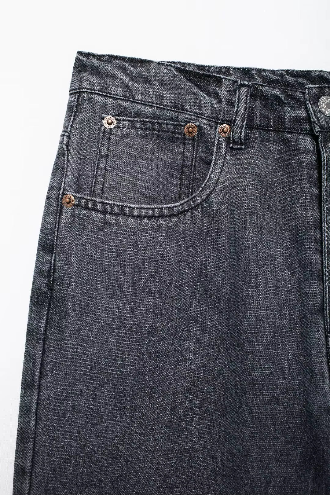Jean Mum fit en denim noir délavé, coupe décontractée et confortable.