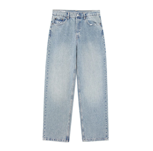 Jean Mum fit en denim bleu délavé, coupe décontractée et confortable.