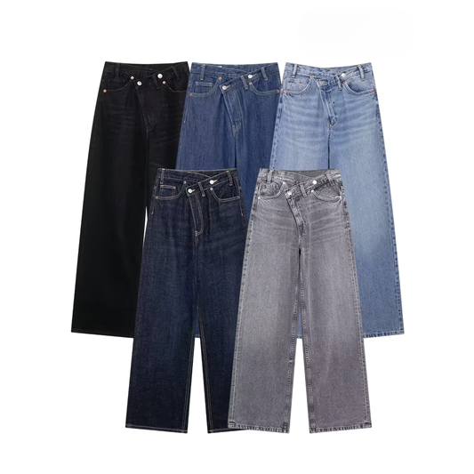 Jean asymétrique femme en denim bleu clair, coupe unique avec ourlet irrégulier pour un style moderne.