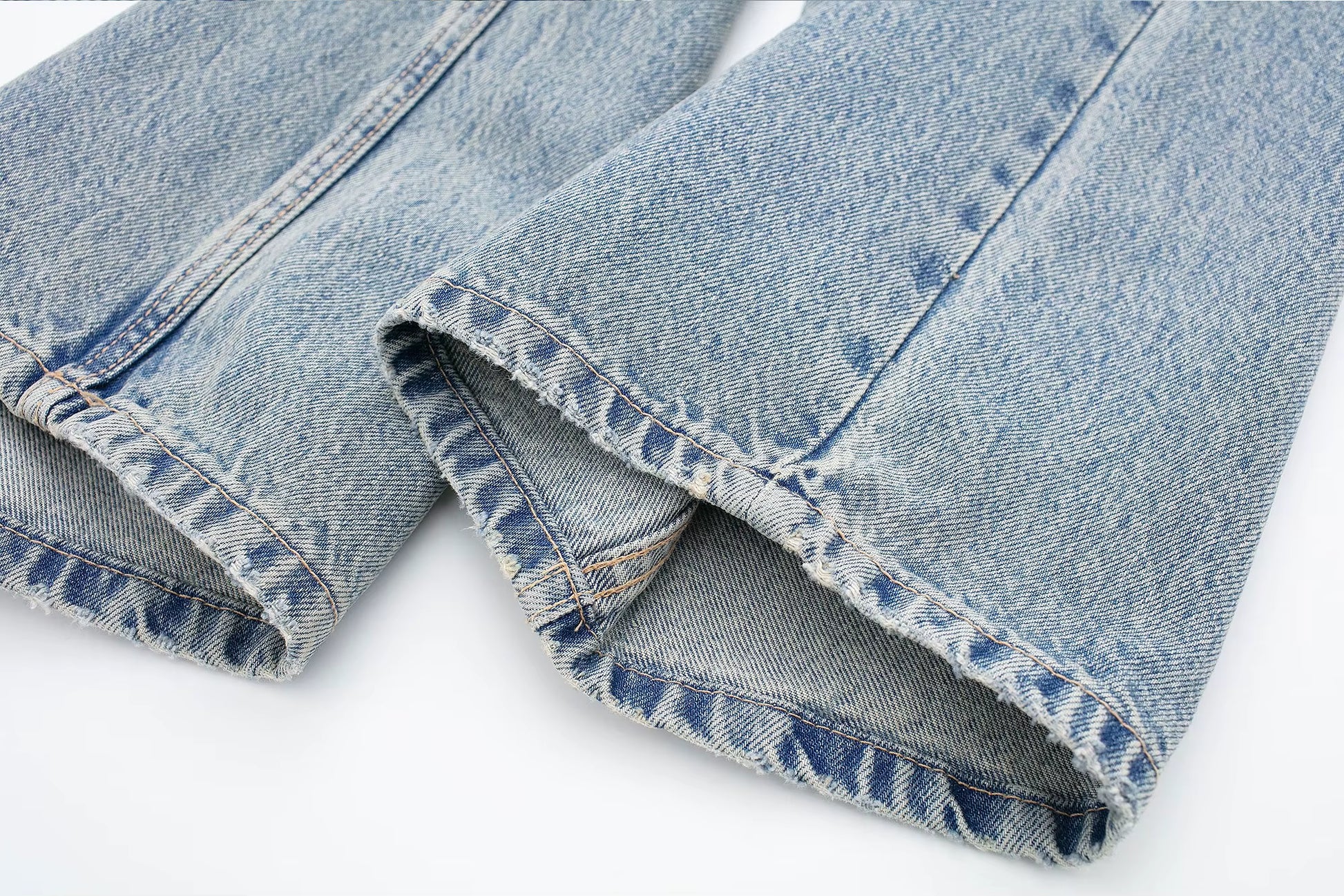 Jean Mum fit en denim bleu délavé, coupe décontractée et confortable.