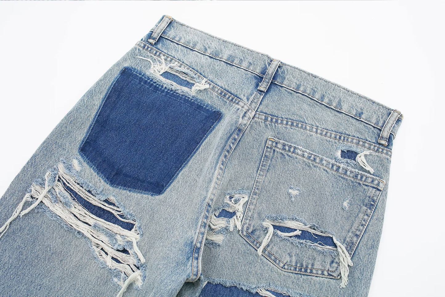 Jean Mum fit en denim bleu délavé, coupe décontractée et confortable.