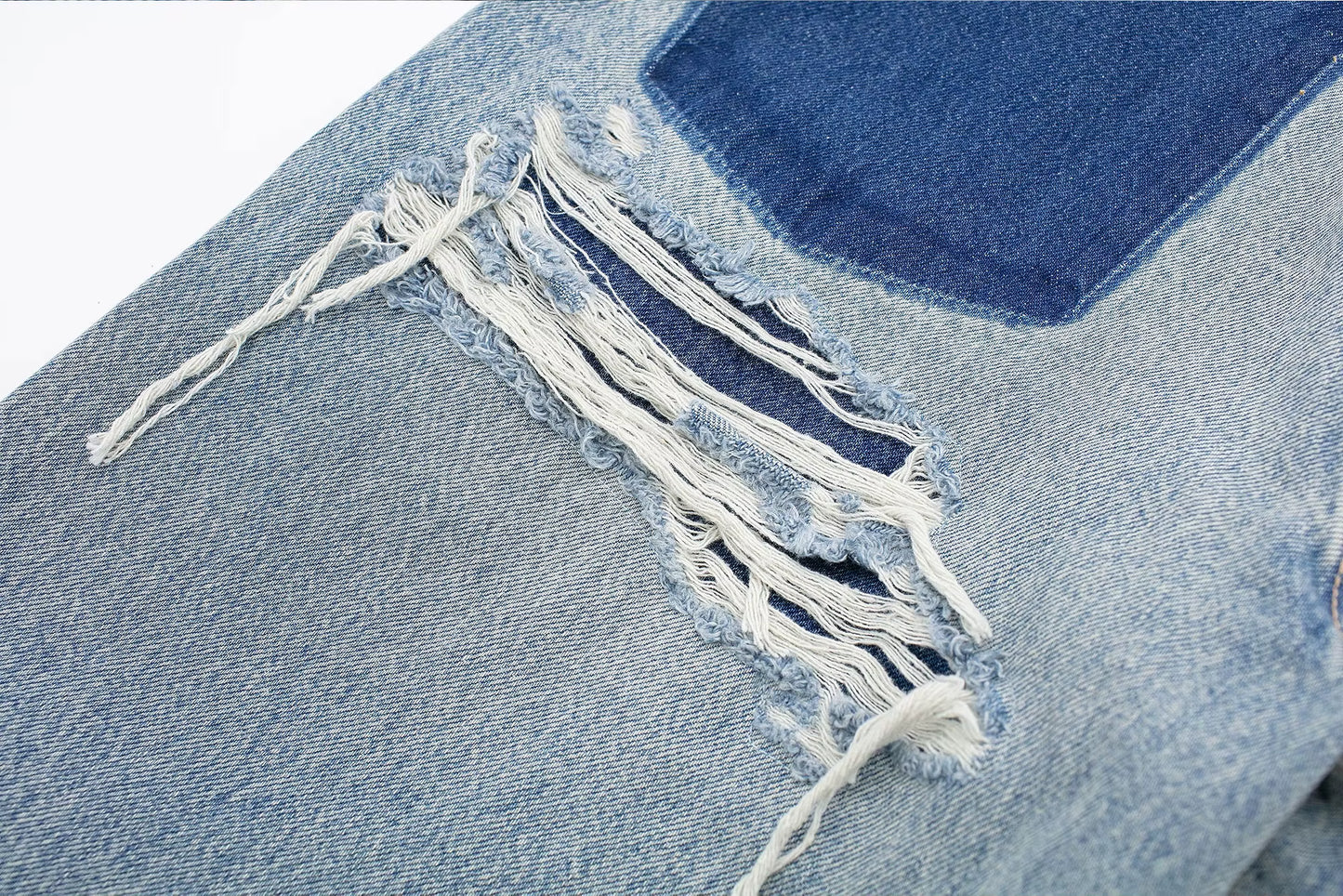 Jean Mum fit en denim bleu délavé, coupe décontractée et confortable.