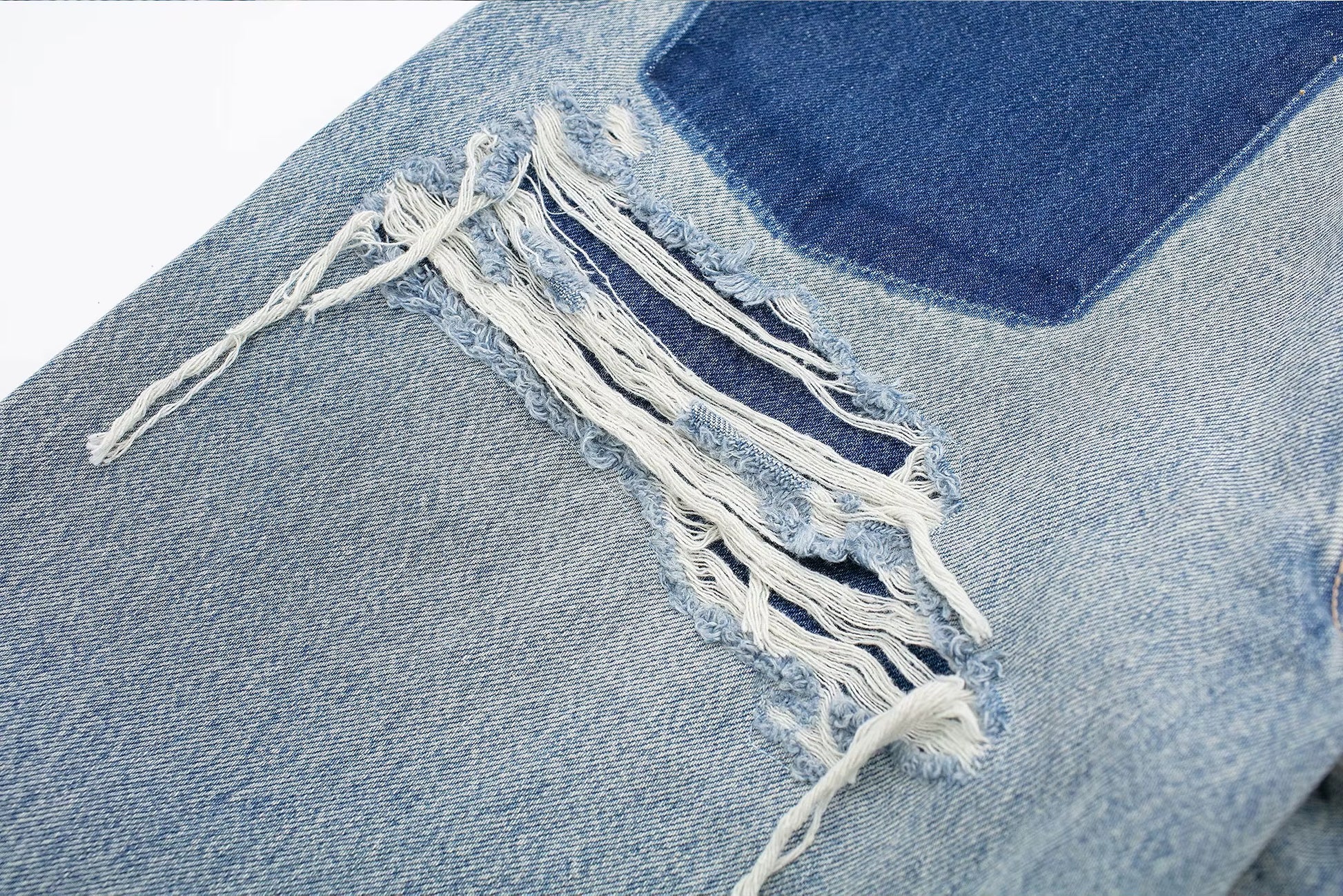 Jean Mum fit en denim bleu délavé, coupe décontractée et confortable.