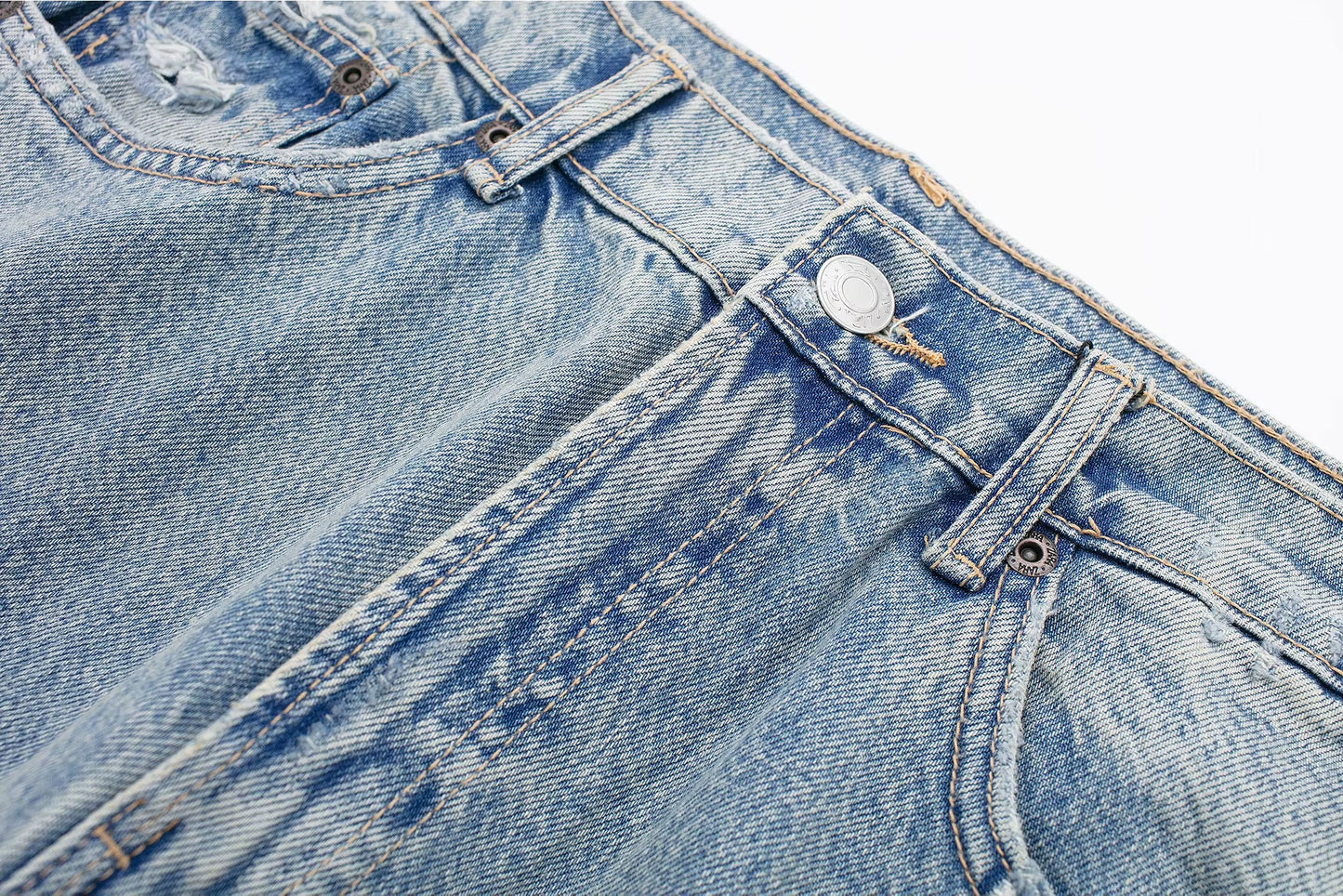 Jean Mum fit en denim bleu délavé, coupe décontractée et confortable.