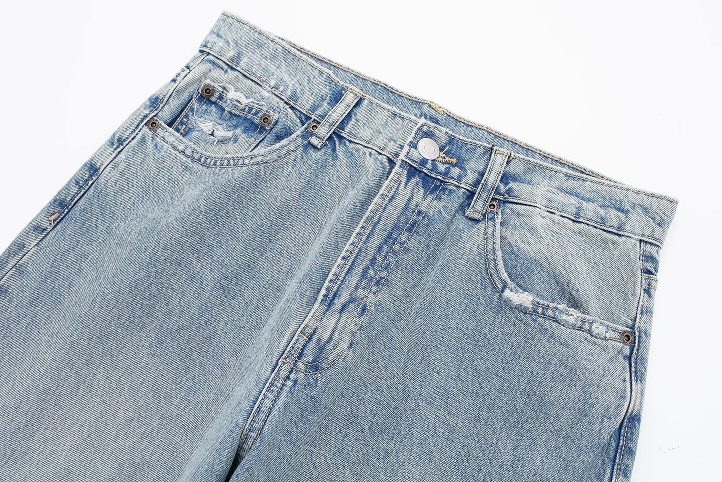 Jean Mum fit en denim bleu délavé, coupe décontractée et confortable.