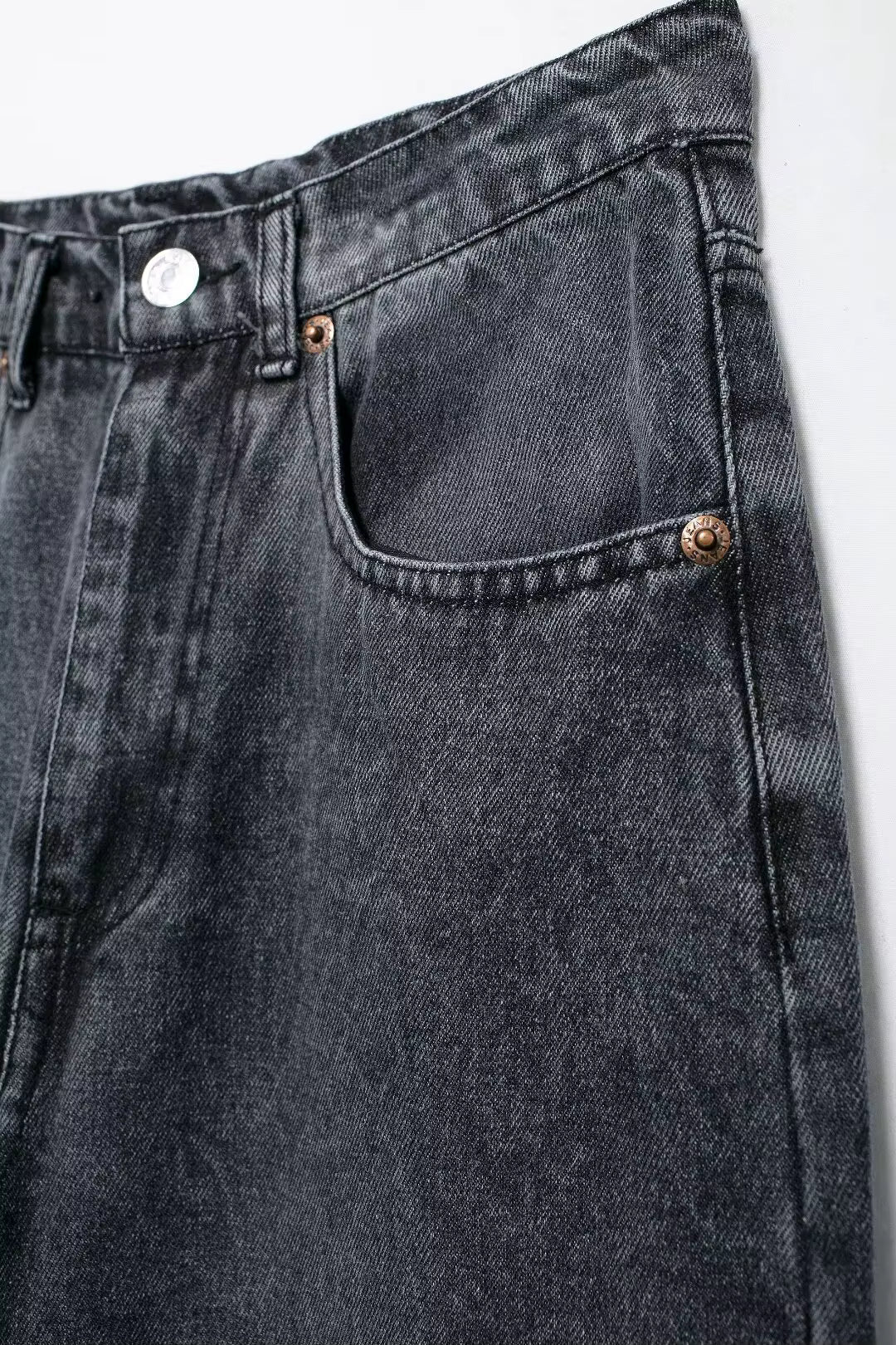 Jean Mum fit en denim noir délavé, coupe décontractée et confortable.