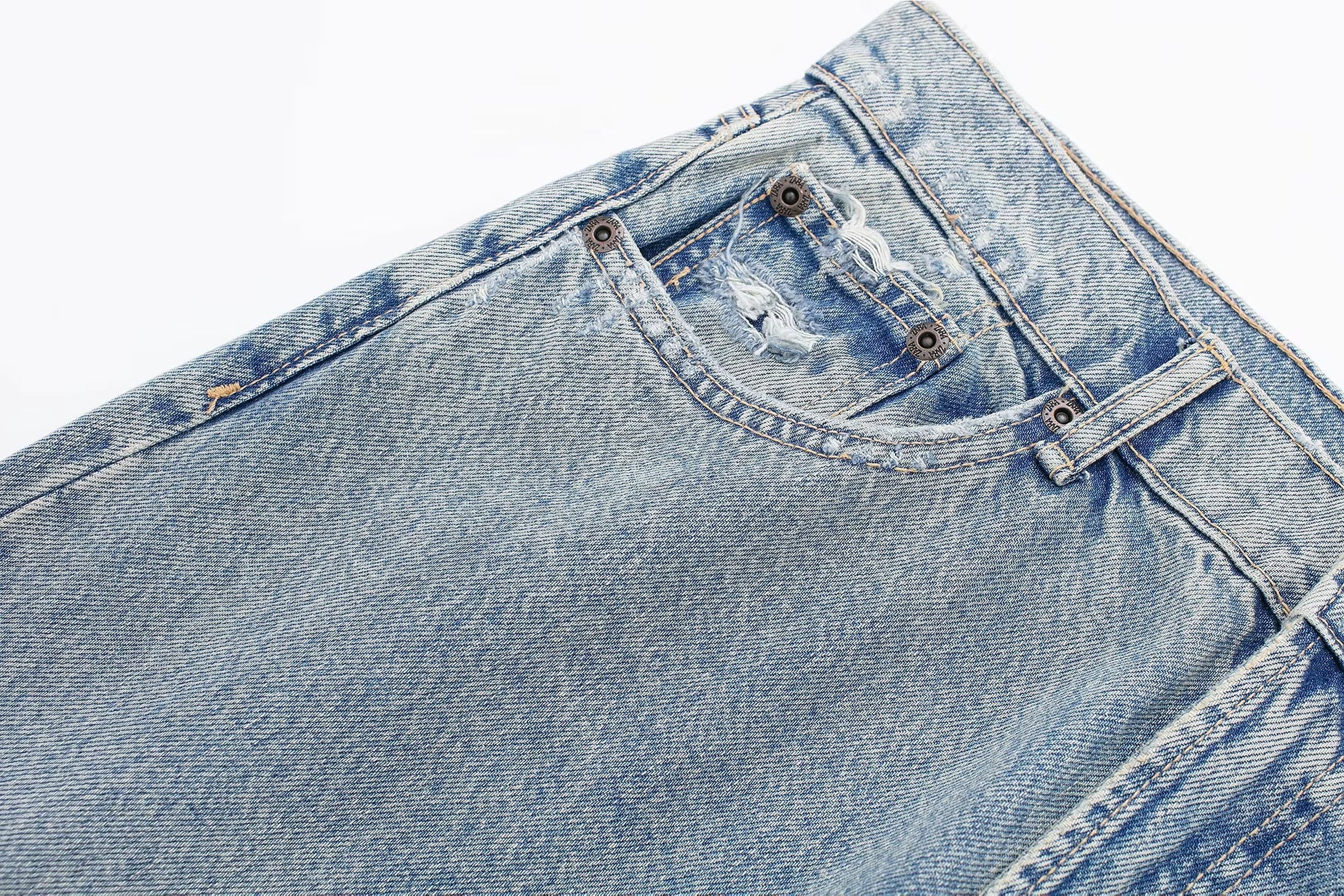 Jean Mum fit en denim bleu délavé, coupe décontractée et confortable.