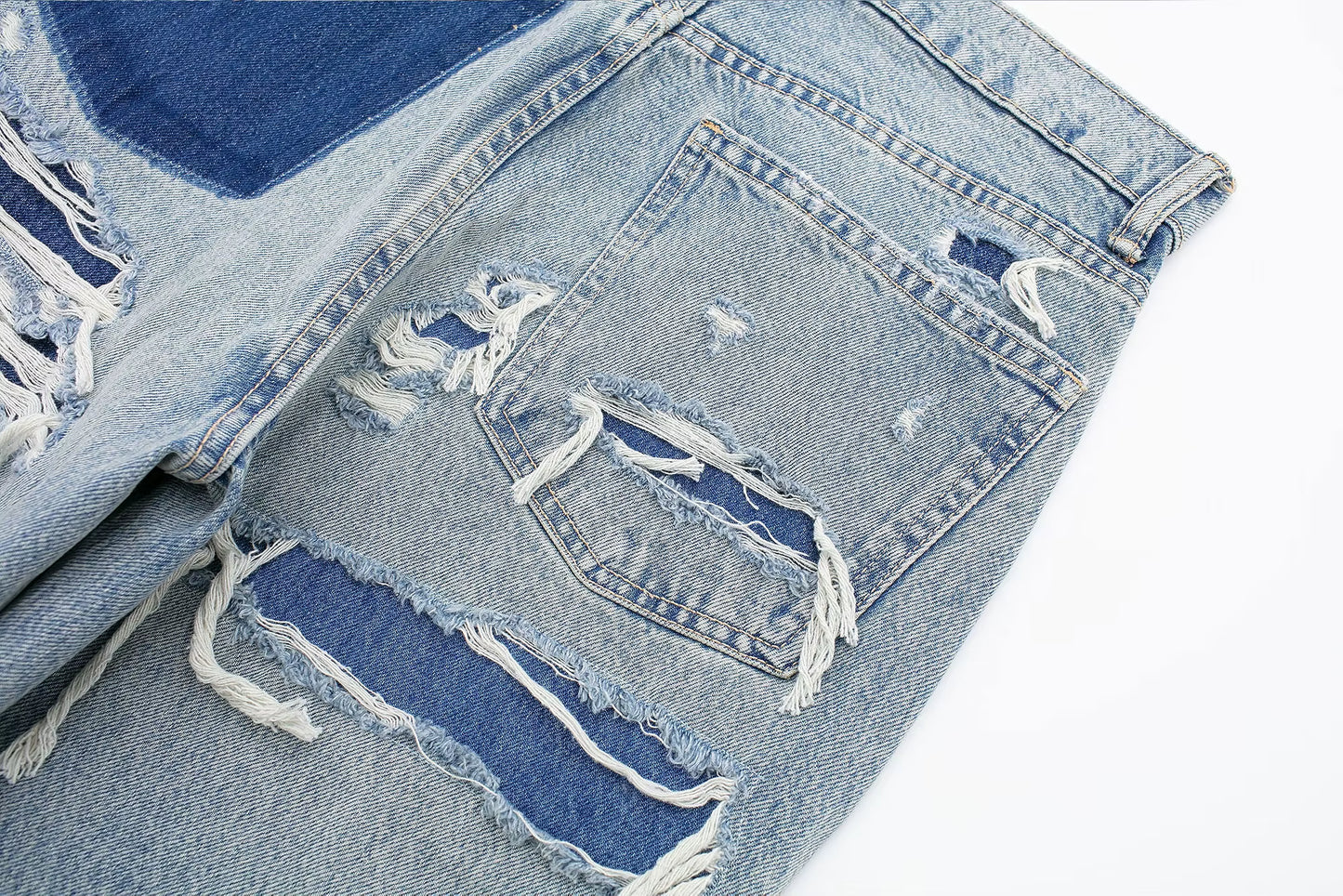 Jean Mum fit en denim bleu délavé, coupe décontractée et confortable.
