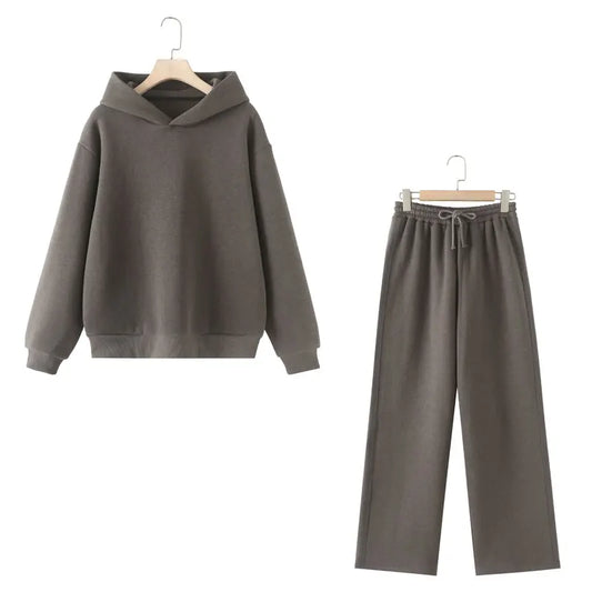 Ensemble jogging en coton doux, confortable pour le sport et la détente.
