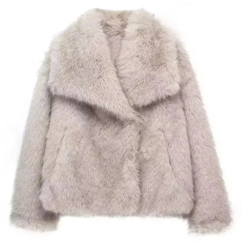 Manteau court en fausse fourrure , chaud et tendance.