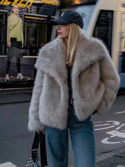 Manteau court en fausse fourrure , chaud et tendance.