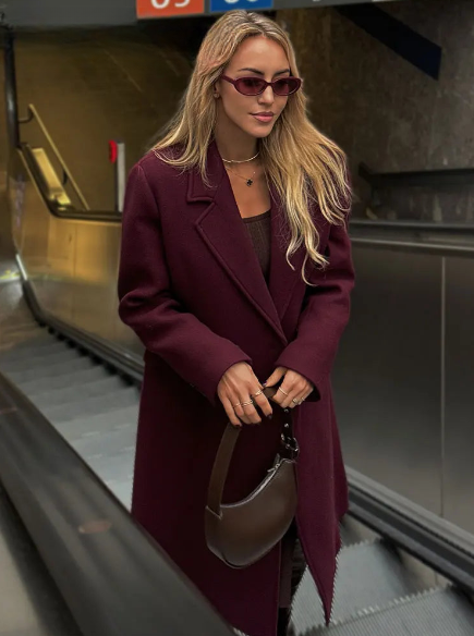Manteau long couleur vin, élégant et chaud pour l’hiver.