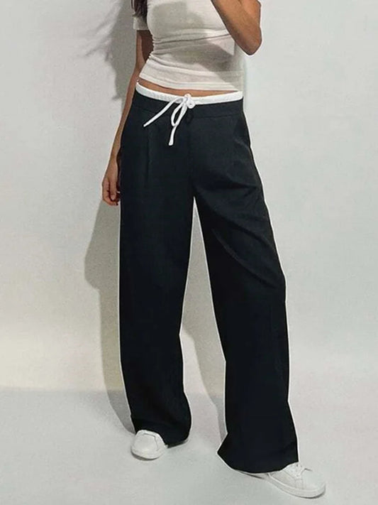 Pantalon tailleur femme noir, coupe droite et élégante pour un look formel.