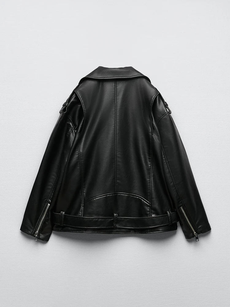 Veste en cuir noir over size, style motard classique.