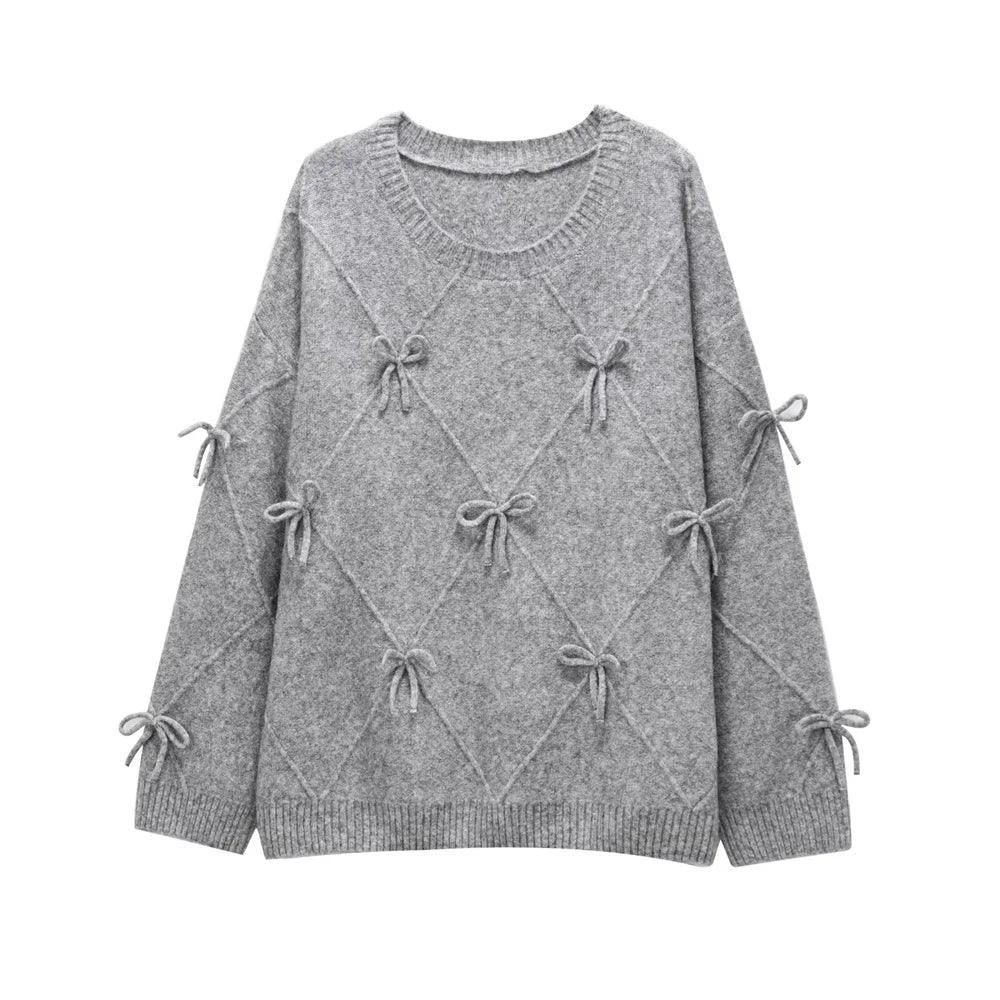 Pull femme à petits nœuds vu de face avec détails décoratifs