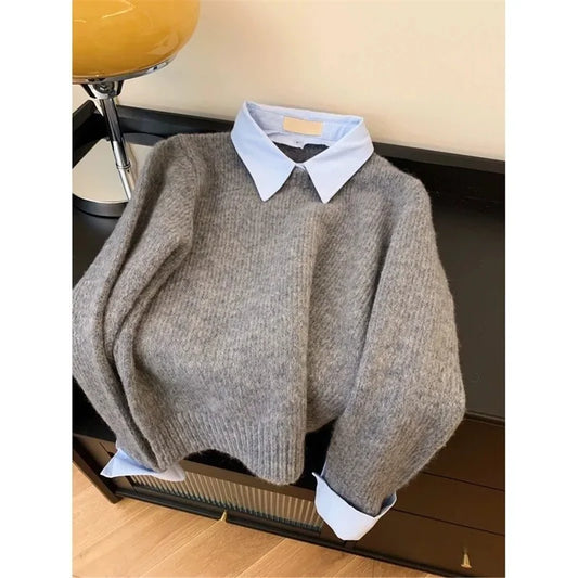 Pull col chemise en maille fine, couleur bleu ciel, mélange parfait entre casual et chic.