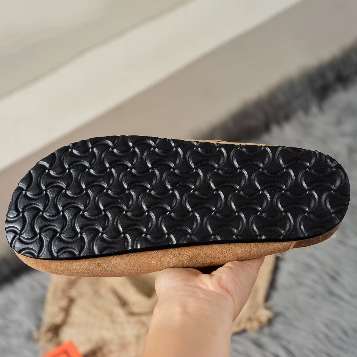 Sabots fourrés en fausse fourrure beige, idéaux pour garder les pieds au chaud pendant l’hiver.