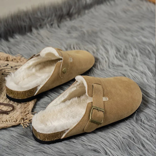 Sabots fourrés en fausse fourrure beige, idéaux pour garder les pieds au chaud pendant l’hiver.