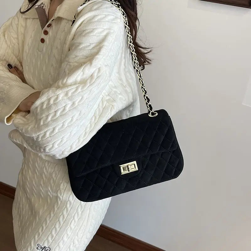 Sac à main en suédine porté avec une tenue élégante