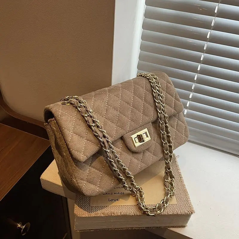 Sac à main en suédine porté avec une tenue élégante