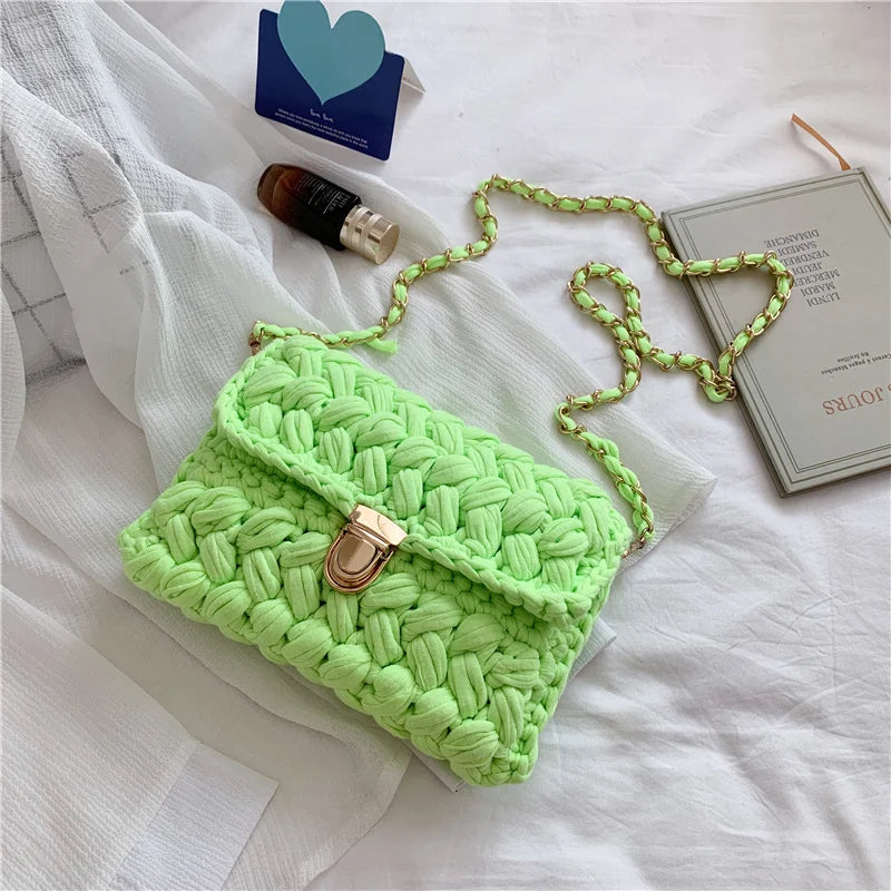 Sac à main intissé porté à la main, pratique et stylisé pour toutes vos sorties.