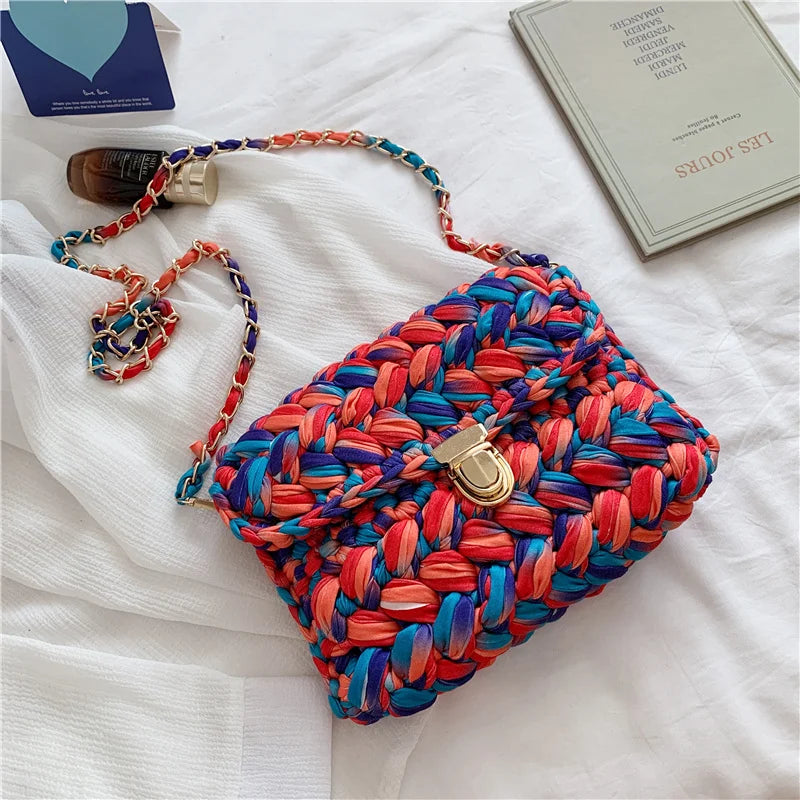 Sac à main intissé porté à la main, pratique et stylisé pour toutes vos sorties.