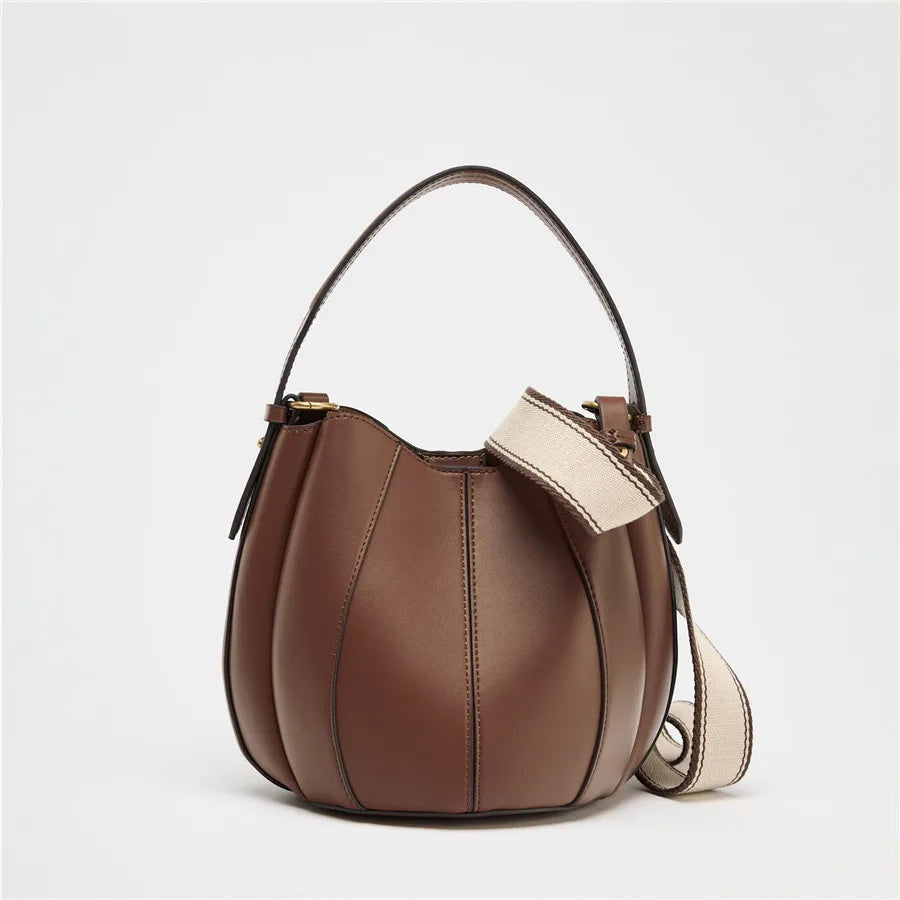 Sac curve en simili cuir marron, forme arrondie avec anse courte élégante.
