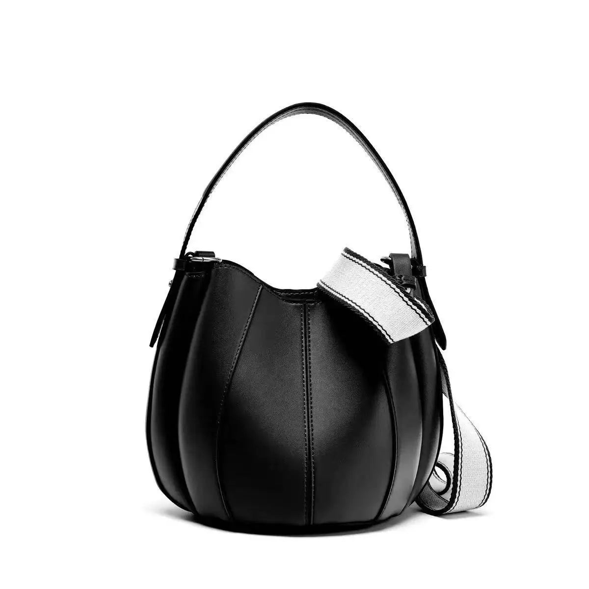 Sac curve en simili cuir noir, forme arrondie avec anse courte élégante.