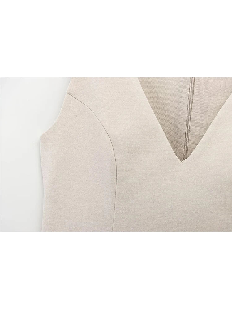Top peplum beige en tissu stretch, cintré à la taille pour une silhouette féminine.