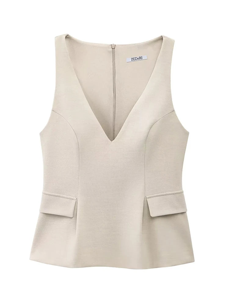 Top peplum beige en tissu stretch, cintré à la taille pour une silhouette féminine.