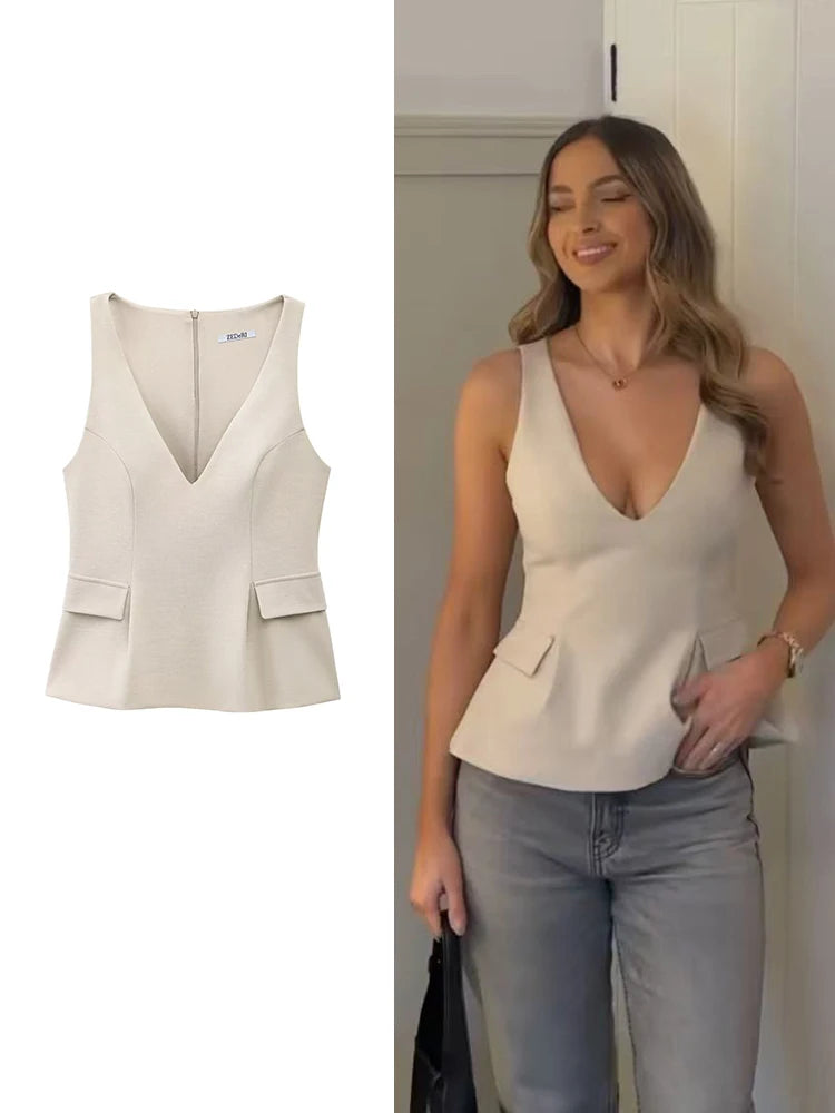 Top peplum beige en tissu stretch, cintré à la taille pour une silhouette féminine.