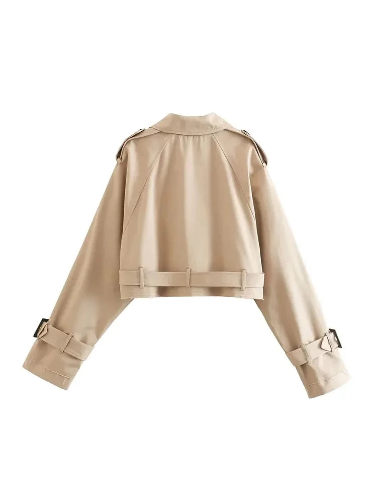 Trench court beige avec ceinture à la taille, look chic et intemporel.