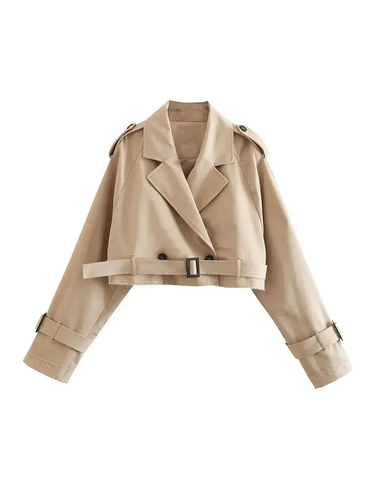 Trench court beige avec ceinture à la taille, look chic et intemporel.