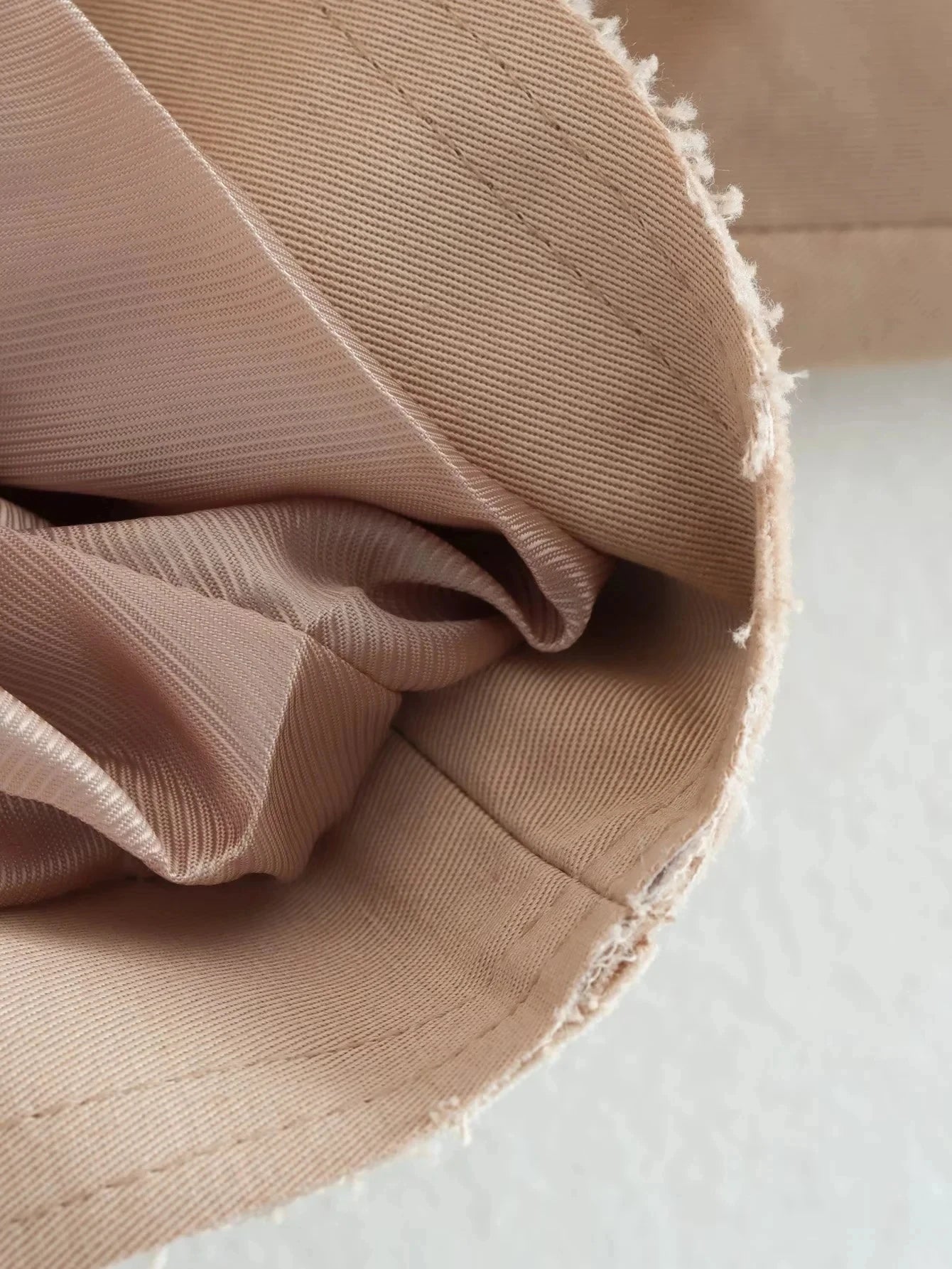 Trench court beige avec ceinture à la taille, look chic et intemporel.
