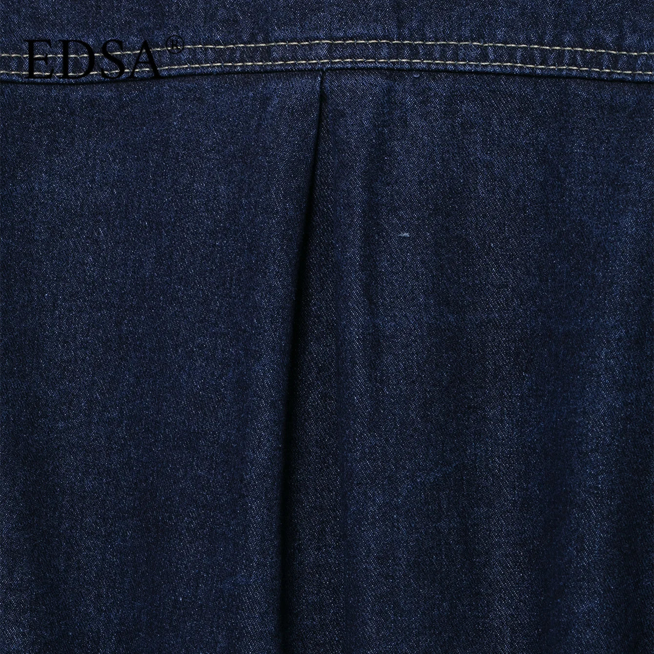 Veste légère en denim portée avec une tenue casual