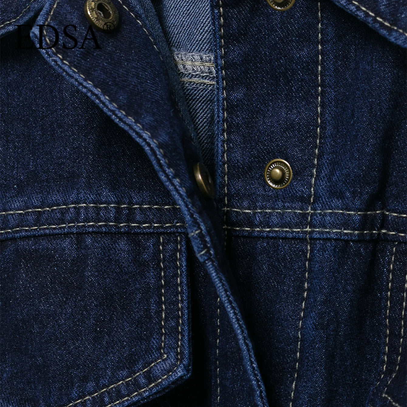 Veste légère en denim portée avec une tenue casual