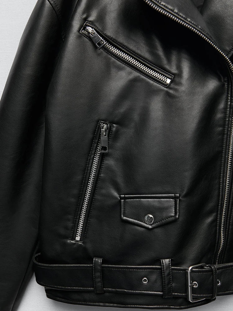 Veste en cuir noir over size, style motard classique.